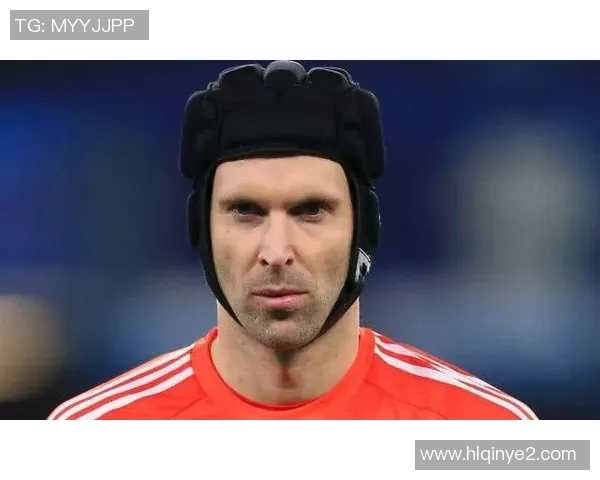 戴头套的足球明星如何在赛场上展现风采与实力的完美结合