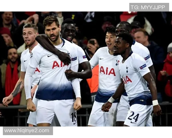 热刺足球明星高清图片欣赏尽显球场风采与激情瞬间